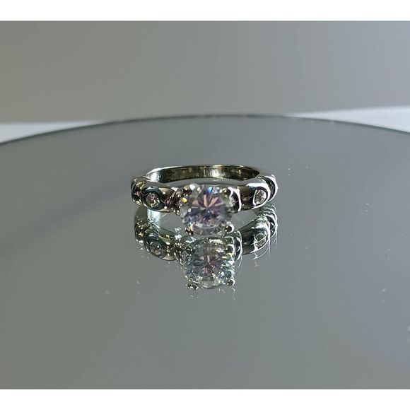 Swarovski Elements - Size 6.5 - 18K gold plated ring as pictured - Picture 5 of 7